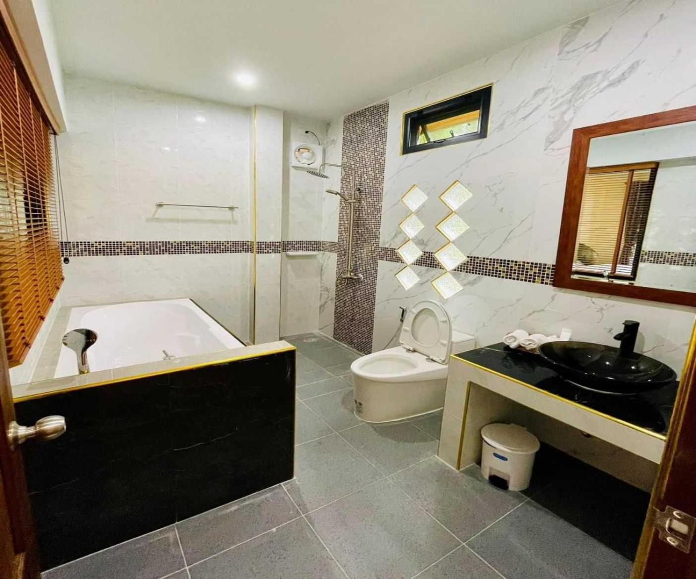 Capital O 75518 Baan Rose Resort อ่าวลึก ภายนอก รูปภาพ
