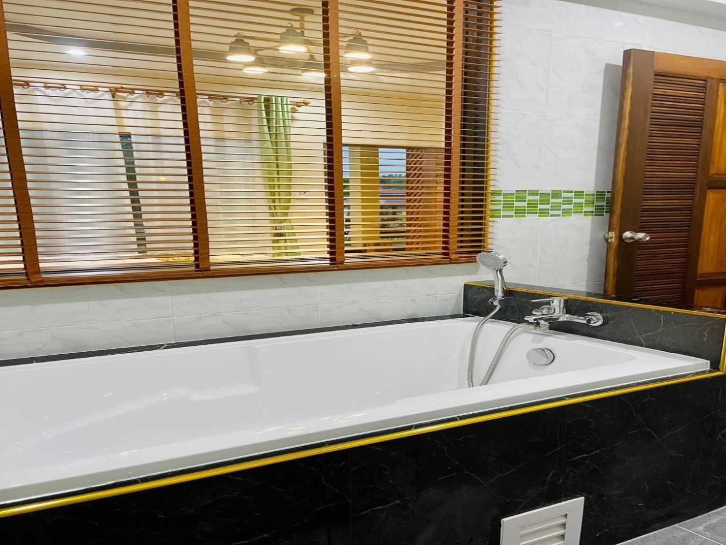 Capital O 75518 Baan Rose Resort อ่าวลึก ภายนอก รูปภาพ